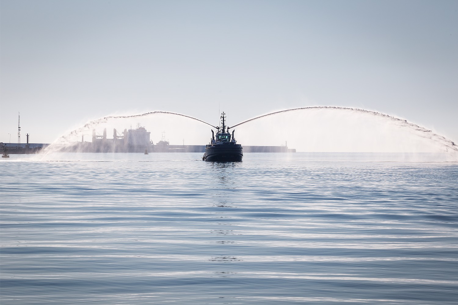 Remolcador realizando pruebas de mantenimiento de cañones
