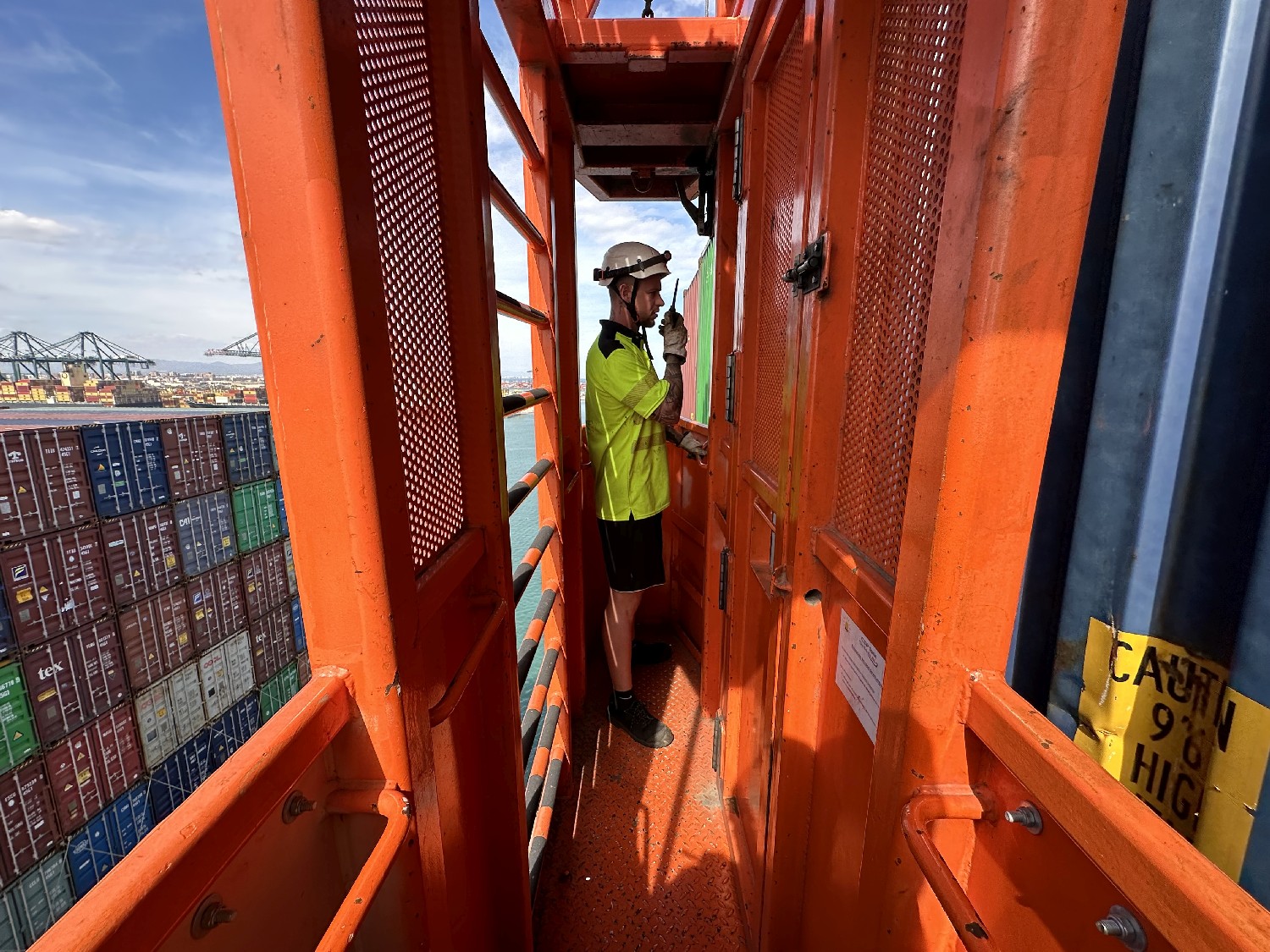 Destrincaje de twistlock en altura