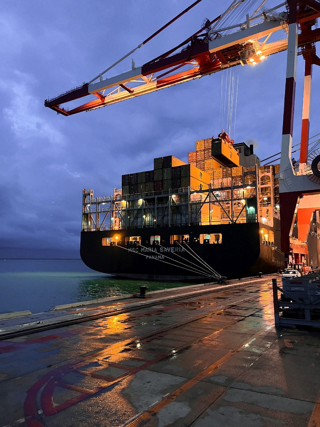Carga de contenedores en día de lluvia